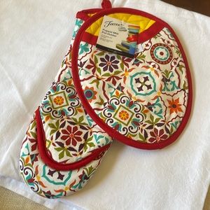 NWT Fiesta Puppet Mitt Pot Holder Oven Mitt Set Floral Print hot cold cotton